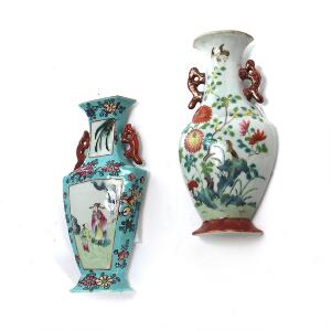 To kinesiske halvvaser af porcelæn til ophæng, dekorerede i farver med henholdsvis figurer, blomster og klippe. Kina, 19. årh. H. 16-17 cm. 2