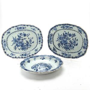 Tre kinesiske fade af porcelæn, heraf to ovale samt et rundt bukkelfad alle dekoreret i underglasur blåt. Ca. 1800. L. 2226 cm. 3.