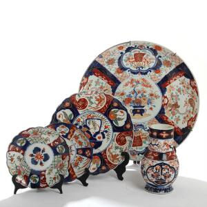 Imari. En samling japansk porcelæn bestående af fire større og mindre fade samt prydvase. 19. årh. Diam. 21,5 x 46. Vase H. 23. 5