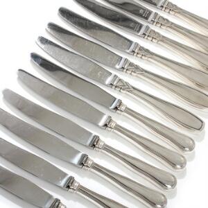 Seks Rex middagsknive og seks Dobbeltriflet middagsknive med skafter af sølv. 12