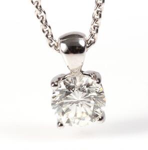 Halskæde med diamantvedhæng af 18 kt. hvidguld prydet med brillantslebet diamant på ca. 0.60 ct. Farve Wesselton H. Klarhed VS. L. 44 cm. Ca. 2008.