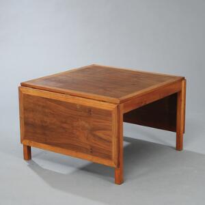 Børge Mogensen Sofa-klapbord af valnød. Model 5360. Udført hos Fredericia Furniture. H. 54. L. 80160. B. 80.