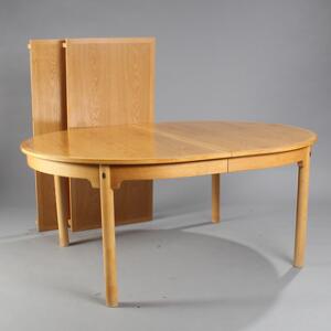 Børge Mogensen Øresundsbord. Ovalt udtræksbord af egetræ, to tillægsplader. Udført hos Karl Andersson. H. 72. L. 170290. B. 130.