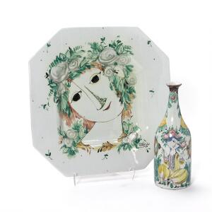 Bjørn Wiinblad Fad samt flaskeformet vase af lertøj. Dekoreret med lys underglasur og dekorationer i polykrome glasurer. 2
