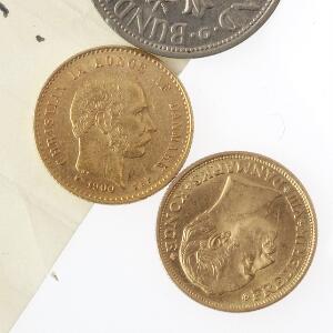 Lille kasse danske og lidt udenlandske mønter og sedler, bl.a. Danmark 10 kr 1900, 1909, H 9B, 2 desuden 12 teeskeer i sølv