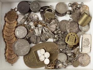 Lille samling af diverse armbånd, brocher, pins med mere lavet af diverse danske og udenlandske mønter samt enkelte andre effekter i sølv