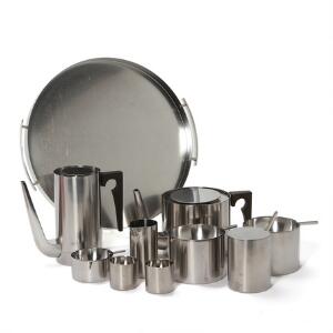 Arne Jacobsen Cylinda-line. Mokka- og theservice af rustfrit stål. Udført hos Stelton. 9