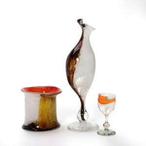Per Lütken, Holmegaard Fire vaser samt et vinglas af klart glas, ilagt og dekoreret med polykromt farvet glas. H. hhv. 16., 17. og 46. 5