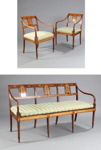 Fritstående Empire møblement af mahogni bestående af sofa og et par armstole. 19. årh.s begyndelse. Sofa H. 84. L. 158. D. 63. 3