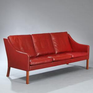 Børge Mogensen Tre-pers. sofa med betræk af rødt farvet bøffelskind. Model 2209.