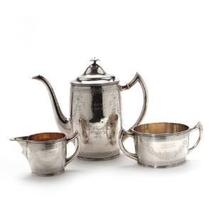 Kaffeservice af sølv Louis XVI stil, bestående af kaffekande, flødekande og sukkerskål, punslet med bladranker og borter. 1900. Vægt 845 gr. 3
