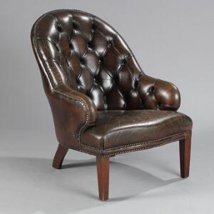 Engelsk lænestol med ben af mahogni, sider og ryg med mørkebrunt skind. 19.-20. årh.