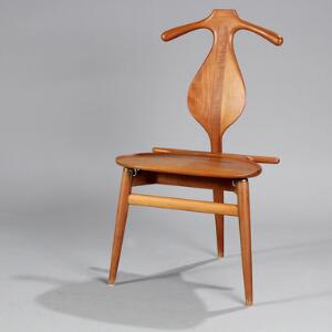 Hans J. Wegner Jakkens hvile. Bøjlestol af mahogni med opklappeligt sæde. Udført hos snedkermester Johannes Hansen.