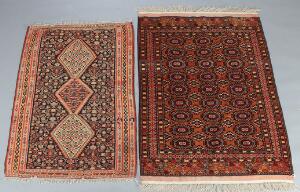 To orientalske tæpper. Turkmensk tæppe med Salor design, 2021. årh. 164 x 115. Samt semiantik Senneh kelim, Persien. Ca. 1940. 148 x 100.2