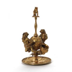 Tobacciana Cigarholder af forgyldt bronze med cigaretholder og olielamper i form af dæmoner. Ca. 1900. H. 32 cm.