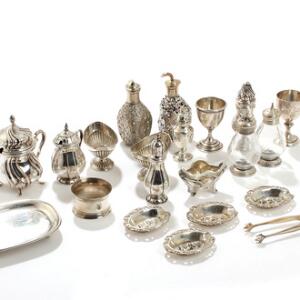 Sennepskrukker, strøbøsser, bakke m.m. af sølv, sterlingsølv og sølvplet, flere med indsatser af glas. P. Hertz m.fl. Vægt ca. 555 gr. H. 2-11. 21