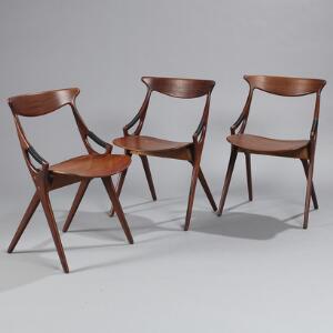 A. Hovmand-Olsen Tre stole af teaktræ med sorte beviklinger på håndtag, sæder med synlige messingskiver. Udført hos Mogens Kold. 3
