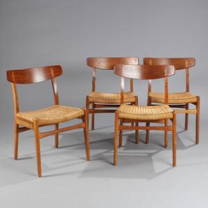 Hans J. Wegner CH 23. Et sæt på fire stole af egetræ med kopstykke af teaktræ, sæder af flettet papirgarn.. Udført hos Carl Hansen  Søn. 4