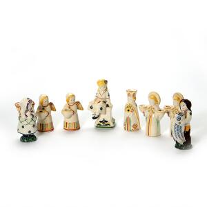 Samling figurer af fajance, bestående af tre børnehjælpsfigurer og fem julefigurstager. Aluminia. H. 11,5-16 cm. 8