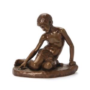 Figur af siddende dreng med gedeskind af patineret bronze. Graveret F. Barbedienne, Fondeur. 19. årh. H. 15 cm.
