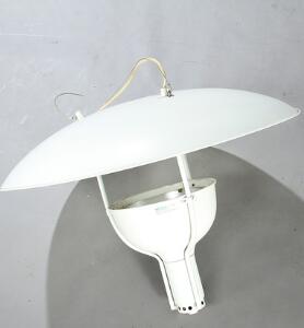 Sven Markelius Stor loftslampe af hvidlakeret metal. Model 703. Formgivet i 1930erne. Udført hos Upsala. H. 60 cm, Diam. 82 cm.
