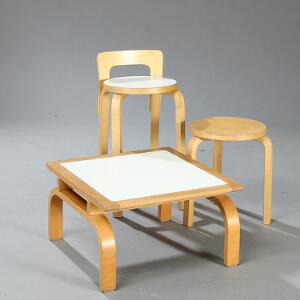 Alvar Aalto, Bernt Stol og taburet af birk samt lavt sidebord af bøg. Stols sæde samt bord ilagt hvid laminat. 3