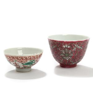 To kinesiske kopper af porcelæn, dekorerede i farver og guld med planter og ornamentik. Ca. 1900. H. 3,4-5,3. Diam. 6,6-7,5. 2