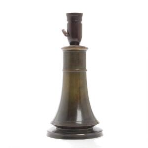 Just Andersen Bordlampe af patineret bronze, delvist rillet stamme. Dessin B179. H. inkl. fatning 29.