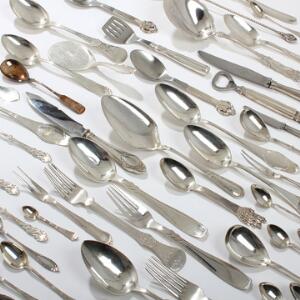 Diverse bestik af sølv i forskellige mønstre bl.a. middagsskeer, middagsgafler, teskeer m.m. Vægt ca. 1295 gr. Dele med skafter af sølv. 64