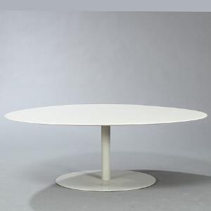 Morten Voss Attitude. Sofabord med stel af hvidlakeret stål. Top af hvid corian. Udført hos Frits Hansen.