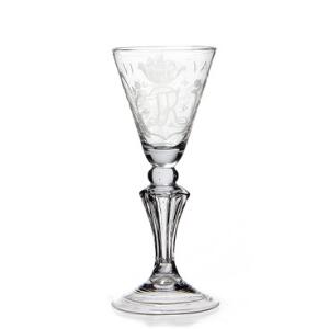 Schlesisk vinglas, tragtformet cuppa, slebet med kronet ørn og monogram TR, på fastbæst stilk på rund fod med omslået rand. 18. årh. H. 16 cm.