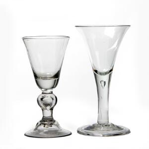To tyske vinglas, trompetformet og konisk cuppa, på henholdsvis lige og balusterformet stilk. 18. årh. H. 20 og 17,5 cm.