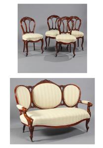 Nyrococo salon af mahogni, prydet med skæringer, bestående af sofa med medaljonryg samt et sæt på fire stole. 19. årh. Sofa L. 162. 5