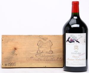 1 bt. Dmg. Château Mouton Rothschild, Pauillac. 1. Cru Classé 1996 A hfin. Owc.