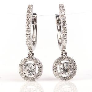 Et par diamantørestikker af 18 kt. hvidguld hver prydet med brilliantslebne diamanter. Ca. 2009.