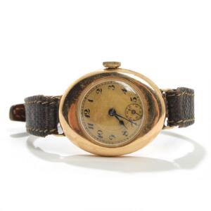 Armbåndsur af 14 kt. guld. Gylden skive med arabertal, blåanløbne visere og små sekunder. Manuelt optræk. Kasse B. 26 mm. Ca. 1920.