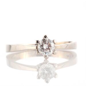 Diamant solitairering af 14 kt. hvidguld prydet med brillantslebet diamant på ca. 0.38 ct. Farve Wesselton G. Klarhed VVS. Str. 54,5.
