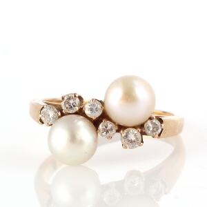 Perle- og diamantring af 14 kt. guld prydet med kulturperler og talrige brillantslebne diamanter. Str. 54,5. Ca. 1970.