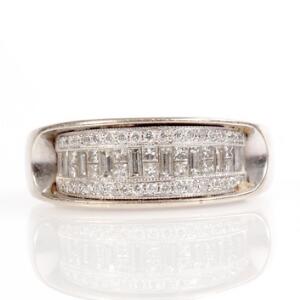 Diamantring af 8 kt. hvidguld prydet med talrige brillant-, prinsesse- og baguetteslebne diamanter. Str. 63. Ca. 2005.