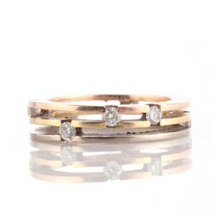 Diamantring af 14 kt. trefarvet guld prydet med talrige brillantslebne diamanter. Str. 56.