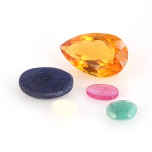 Fem uindfattede smykkesten, bestående af citrin på ca. 36.23 ct., smaragd på ca. 4.45 ct., safir på ca. 21.85 ct., rubin på ca. 3.91 ct. og opal på ca. 2.53 ct.