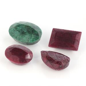 Fire uindfattede smykkesten, bestående af tre facetslebne rubiner på i alt ca. 1226.60 ct. og en facetsleben smaragd på ca. 492.70 ct. I alt ca. 1719.30 ct.