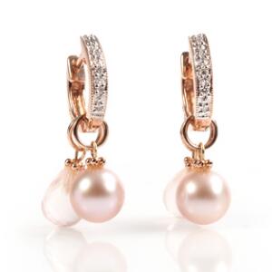 Et par perle- og rosenkvartsørestikker af 14 kt. pink guld hver prydet med ferskvands kulturperle, facetslebet rosenkvarts og brilliantslebne diamanter.