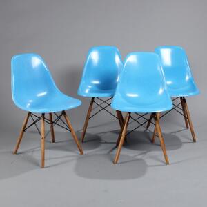 Charles Eames, Ray Eames Et sæt på fire stole med skaller af blå glasfiber og nyere dowel-stel af sortlakeret metal og bejdset træ. 4