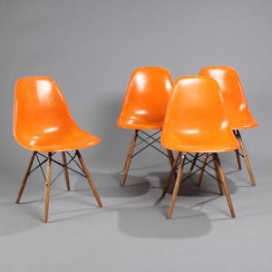 Charles Eames, Ray Eames Et sæt på fire stole med skaller af orange glasfiber på nyere dowel-stel af sortlakeret metal og bejdset træ. 4