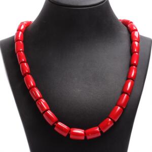 Koralhalskæde prydet med cabochon farvet koral. Perlediam. ca. 10,0 mm. L. ca. 58 cm. 2012.