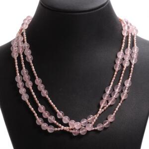 Lang perlehalskæde prydet med rosa ferskvands kulturperler og cabochonslebne rosenkvarts. Perlediam. ca. 3.0-6.0 cm. L. ca. 144 cm.