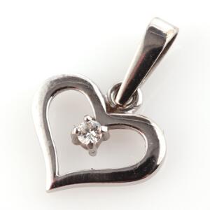 Diamantvedhæng af 14 kt. hvidguld i form af hjerte prydet med brillantslebet diamant. L. ca. 1,5 cm.