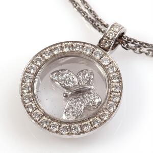 Chopard Diamanthalskæde af 18 kt. hvidguld Happy Diamonds med vedhæng i form af sommerfugl prydet med talrige brillantslebne diamanter. Original æske.