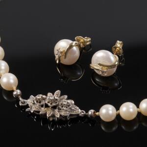 Perle-og diamantsmykkesæt bestående af perlehalskæde prydet og et par perle-og diamantørestikker af 14 kt. guld prydet med ferskvandskulturperler. L. 57 og 1 cm